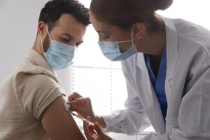 Enfermera vacuna a un hombre contra el VPH