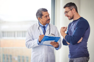 Hombre hablando con el médico sobre la prueba de seminograma