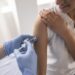 Mujer recibe la vacuna del vph