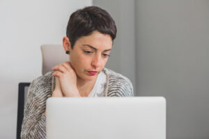 mujer mira ordenador buscando información sobre la vaginosis bacteriana