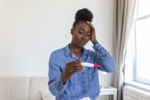 mujer sostiene test embarazo
