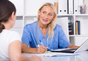mujer doctora en consulta con paciente para realizar tratamiento de rejuvenecimiento vaginal