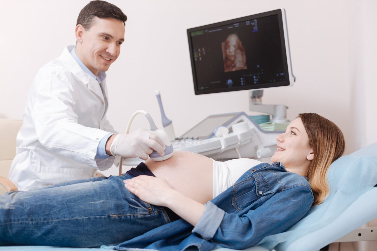 Prueba amniocentesis: ¿Qué es y cuándo se recomienda?