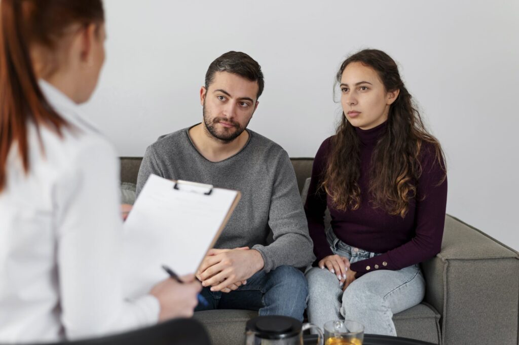 pareja preguntando a su doctora si es posible liquido preseminal y embarazo