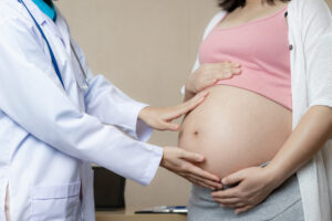 Mujer embarazada con toxoplasmosis en el embarazo en consulta médica