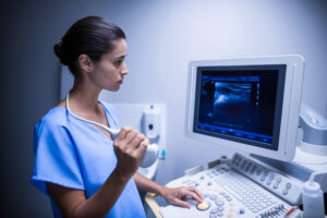 Enfermera revisando una ecografía para ver si la paciente tiene un hematoma en el embarazo