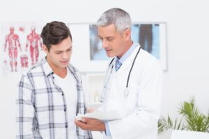 doctor mostrando portapapeles su paciente para recetarle androferti