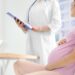 medico visitante mujer embarazada hospital biopsia corial