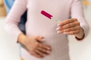 Mujer embarazada con test positivo después de calcular sus días fértiles de una mujer después de su regla