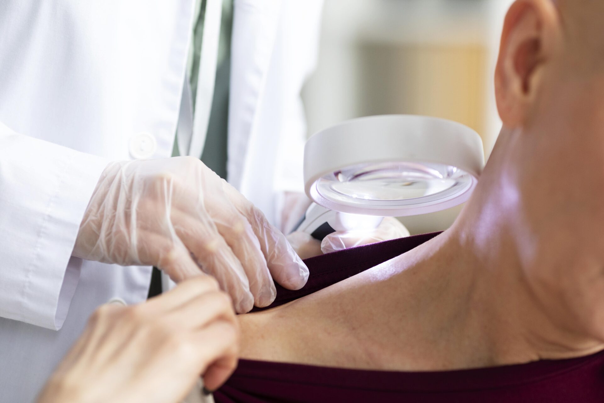 Mujer en consulta con nutricionista en Murcia