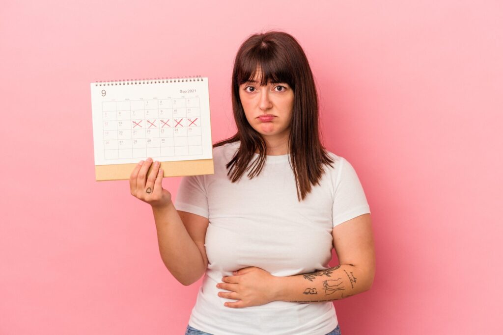 No me viene el periodo pero tengo síntomas menstruales