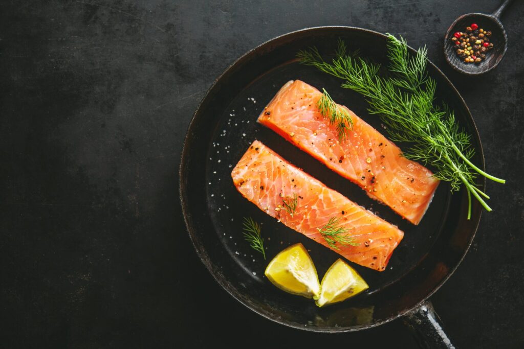 pescado salmon crudo en sarten vintage min